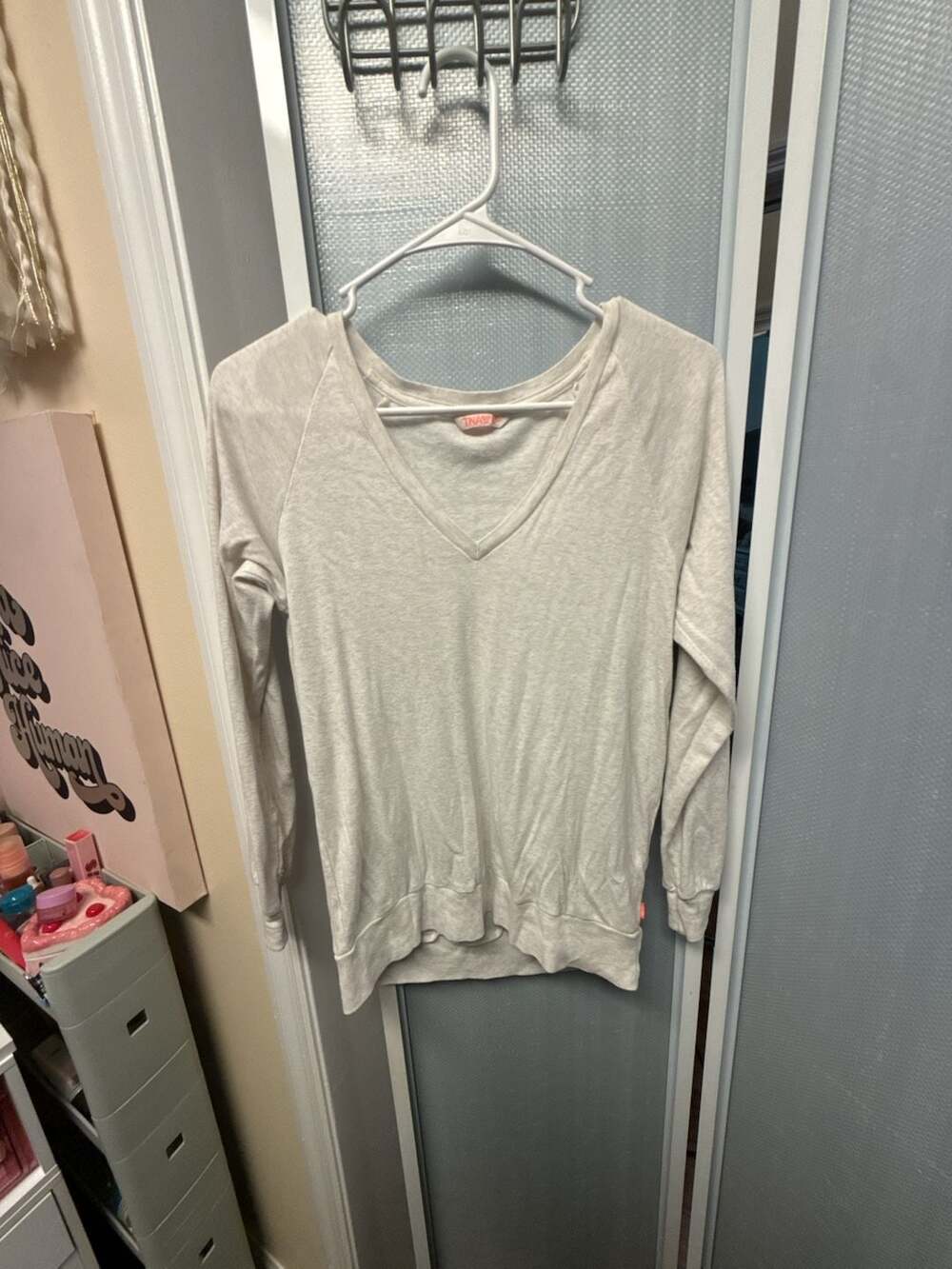 TNA Aritzia V-Neck Sweatshirt Size XS Heather White Long Sleeve Pullover